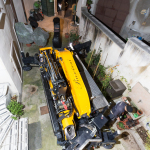 Gru cingolata - Effer 525 - posizionamento gru nella corte di una vecchia casa di paese
