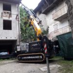 gru cingolata 525 montaggio struttura in ferro in uno spazio ristretto