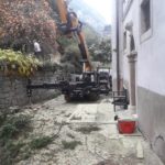 gru cingolata 525 piazzamento nello stretto per taglio pianta
