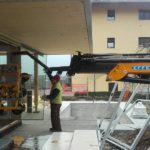 gru cingolata effer 525 montaggio vetri con ventosa