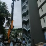 gru cingolata servizio gru per montaggio scala in ferro in uno spazio ristretto
